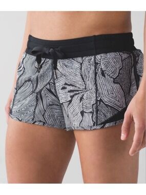 Women's Lululemon Hotty Hot Shorts 2.5" Dottie Tribe Black White Size 6